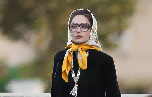 Angelina Jolie, împreună cu băieții ei, la filmările pentru „Maria”. Cum o ajută Maddox și Pax pe mama lor