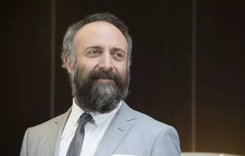 Halit Ergenç, din „Suleyman Magnificul” joacă într-un serial pentru Netflix. Aflați despre ce e vorba