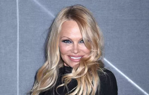 Pamela Anderson, de nerecunoscut! Cum arăta actrița la doar 16 ani, înainte să devină celebră: brunetă, cu tunsoare „mullet” și complet naturală
