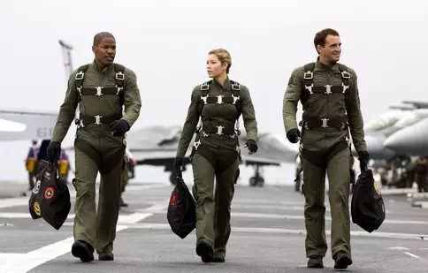 Filme la TV azi, 27 octombrie: „Stealth - Pericol invizibil”, „Doamna din furgonetă”, „Femeia în negru”, „Invadarea lumii: Bătălia Los Angeles”