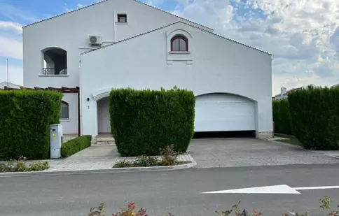 Cauți o investiție pe litoral? Viitorul proprietar al vilei din imagine poate câștiga și 13.900 euro/lună
