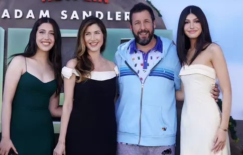 Adam Sandler, în trening la premiera filmului Leo. Actorul a fost însoțit de soție și de fiicele lor