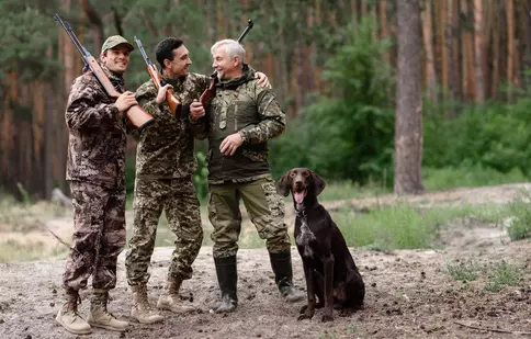 Echipamentul esențial pentru vânătoare: ce ar trebui să aibă în dotare un vânător pasionat?