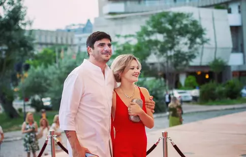 Alex Bogdan s-a căsătorit în secret cu iubita sa, actrița Cătălina Mihai. Imagini de la cununie. Dorel din „Las Fierbinți” le-a fost naș