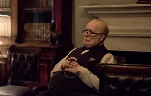 Filme la TV azi, 12 noiembrie 2023: „Elizabeth: Epoca de aur”, „Venom”, „King Arthur: Legenda sabiei”, „Darkest Hour. Ziua decisivă”
