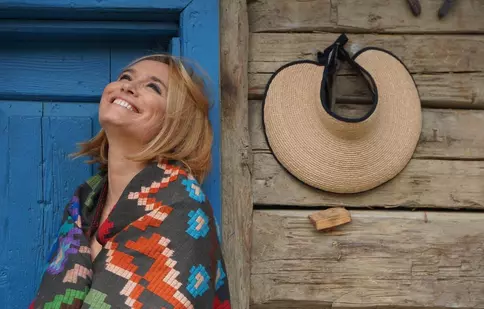 Andreea Esca, proprietară de pensiune la poalele Munților Făgăraș: Cât costă un sejur de două nopți în căsuțele vechi de 190 de ani