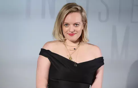 Cum s-a simțit Elisabeth Moss la filmările pentru „Povestea slujitoarei” după ce a devenit mamă. „Reacțiile sunt mult mai intense”