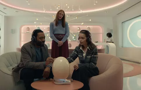 Review „The Pod Generation”, noul film cu Emilia Clarke și Chiwetel Ejiofor. Maternitate în era SF