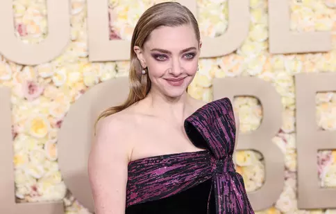 Amanda Seyfried, o apariție complet diferită, într-o rochie realizată de fiica ei de 6 ani. „Sărbătorim premiile Emmy”