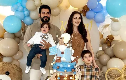 Burak Özçivit și Fahriye Evcen și-au sărbătorit băiatul cel mic. Cum a fost la petrecere