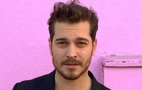 Çağatay Ulusoy s-a întors la Netflix. Despre ce e vorba în noul său serial, „Kübra”