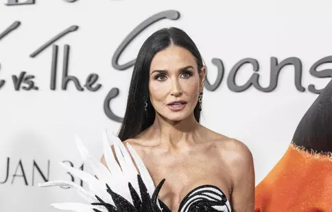 Demi Moore sfidează trecerea timpului. Actrița a bifat o nouă apariție provocatoare pe covorul roșu
