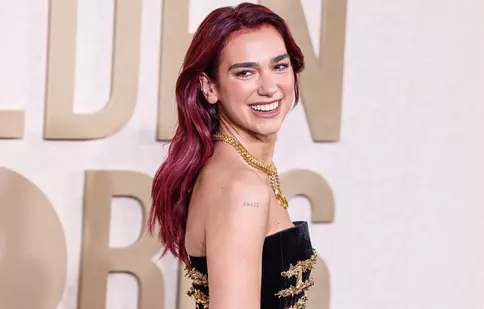 Dua Lipa, probleme serioase la Globurile de Aur 2024 din cauza rochiei. Imaginile care au devenit virale