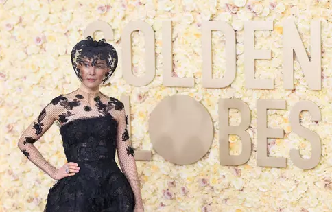 Motivul pentru care Rosamund Pike și-a acoperit fața cu un voal negru la Gala Globurilor de Aur: „Aveam chipul complet distrus”