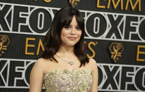 Jenna Ortega, fabuloasă la Premiile Emmy 2024, într-o rochie care a fost realizată în 600 de ore. „Este ca o operă de artă”