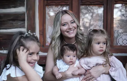 Laura Cosoi este din nou însărcinată. Imaginea prin care a anunțat că va deveni mamă pentru a patra oară. „Miracolul vieții”