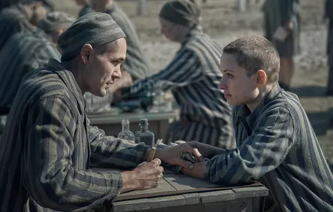 Ce seriale și filme apar pe SkyShowtime în 2024. „Tatuatorul de la Auschwitz”, printre noile titluri