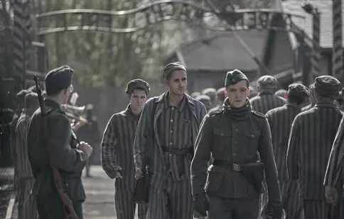 Iubire în mijlocul infernului. Serialul „Tatuatorul de la Auschwitz”, disponibil la SkyShowtime. De când