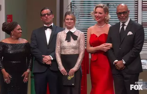 Distribuția serialului „Anatomia lui Grey” s-a reunit la Gala Premiilor Emmy. Actorii au ținut un discurs într-o cameră de spital improvizată