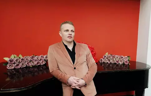 Tenorul Ştefan von Korch lansează o invitaţie video la concertul “CHANSONS D’AMOUR” din 3 februarie de la Sala Dalles