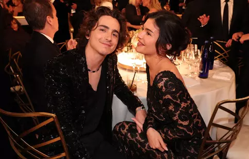 Timothée Chalamet și Kylie Jenner, moment viral la Globurile de Aur 2024. Ce și-au spus înainte de a se săruta