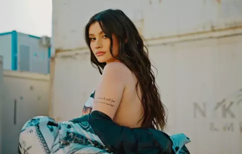 Cine este Erika Isac. Artista a creat o adevărată controversă cu piesa „Macarena”