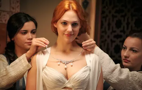 Meryem Uzerli a ajuns de nerecunoscut. Cum arată protagonista din “Suleyman Magnificul”, după operațiile estetice