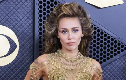Miley Cyrus, într-o rochie transparentă la Premiile Grammy 2024. „S-ar putea să fi uitat lenjeria intimă”