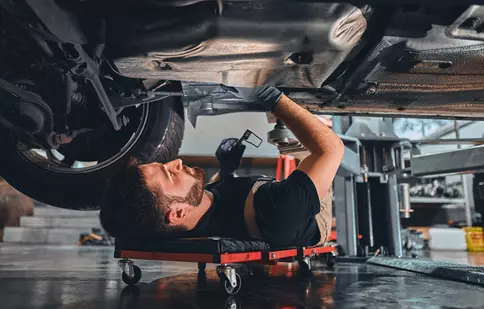 Echipamentele moderne în focus: cum să alegeți cele mai bune instrumente pentru centrele auto
