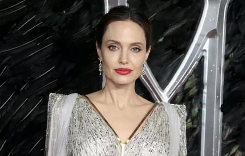 Angelina Jolie, în lumina reflectoarelor la Premiile Oscar 2024, deși actrița nu a fost prezentă. Cum s-a remarcat printre criticii de modă