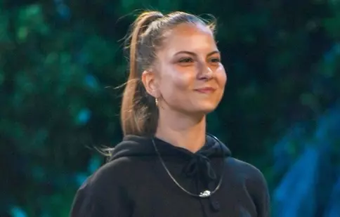 Cine este Mădălina, concurenta care face jocurile la Insula de 1 milion. Trăiește în Spania, de la vârsta de doi ani, și a trecut printr-un divorț