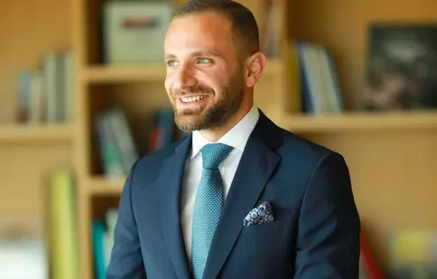 Furkan Aksoy, despre rolurile care i-au adus celebritatea. Ce planuri are actorul din „Lacrimi la Marea Neagră” și „Fiica ambasadorului”. EXCLUSIV