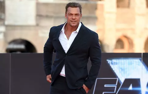 Alan Ritchson, agresat sexual de un fotograf celebru. Detalii neștiute despre drama actorului din „Reacher”