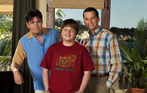 Angus T. Jones este imposibil de recunoscut. Cum a fost surprins Jake din „Doi bărbați și jumătate” pe străzile din Los Angeles