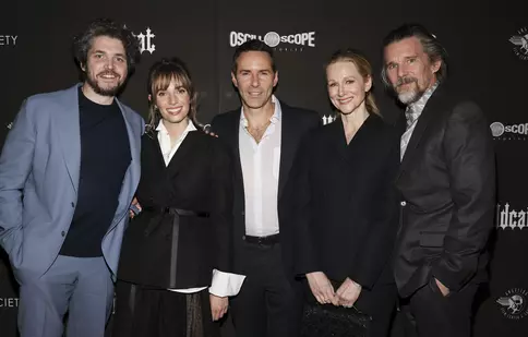 Ethan Hawke, apariție de senzație pe covorul roșu alături de fiica sa. Cei doi au roluri importante în filmul „Wildcat”