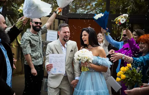 Vlad Gherman și Oana Moșneagu s-au căsătorit civil. Imagini de la cununie. Actrița a purtat o rochie spectaculoasă