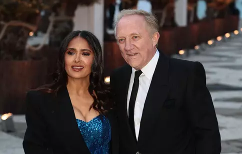 Salma Hayek, la un pas de o gafă vestimentară, pe covorul roșu. Rochia i-a creat probleme