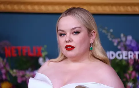 Cine este Nicola Coughlan din serialul „Bridgerton”. În ce alte filme de succes a jucat și ce spune depre relația cu Luke Newton