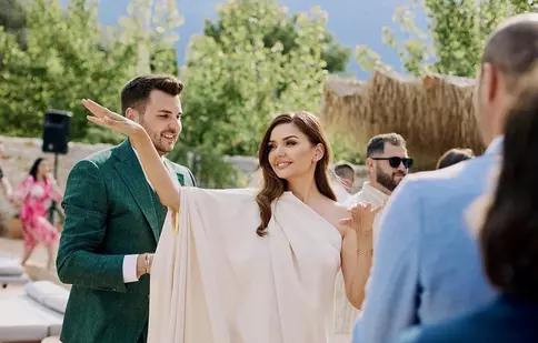 Albertina Ionescu, imagini de colecție de la „nunta grecească”. De la sirtaki și farfurii sparte, la detaliul care a făcut deliciul invitaților în Thassos