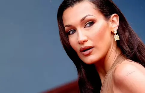Bella Hadid, cea mai provocatoare apariție de la Cannes 2024. A defilat într-o rochie transparentă pe covorul roșu