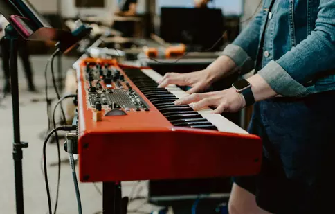 Ce genuri muzicale ai putea aborda cu ajutorul unui pian digital? De la jazz, la electro-pop