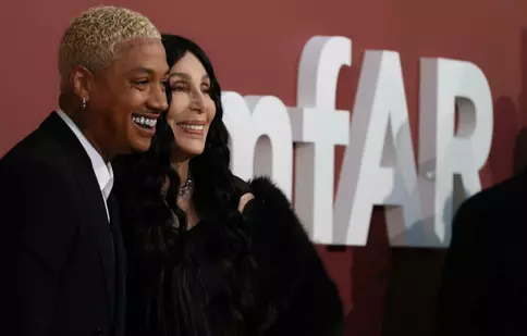 Cher și iubitul cu 40 de ani mai tânăr, săruturi pătimașe pe covorul roșu de la Cannes. Cum a cucerit-o Alexander Edwards