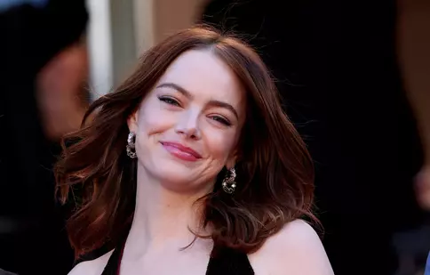 Emma Stone și Yorgos Lanthimos continuă colaborarea de succes. Filmul „Bugonia” ajunge în cinematografele din țară