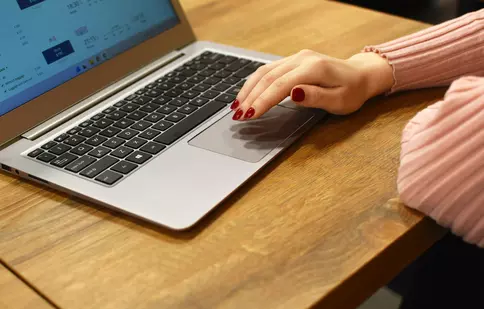 Dezvoltarea unei prezențe online puternice: cum să-ți promovezi salonul de manichiură în era digitală