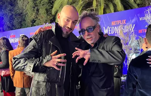 Victor Dorobanțu, detalii din culisele serialului „Wednesday”, sezonul 2. Cum s-a înțeles cu Jenna Ortega și Catherine Zeta-Jones