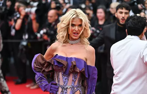 Victoria Silvstedt, apariție controversată pe covorul roșu de la Cannes. Fostul iepuraș Playboy, la un pas de a rămâne fără haine
