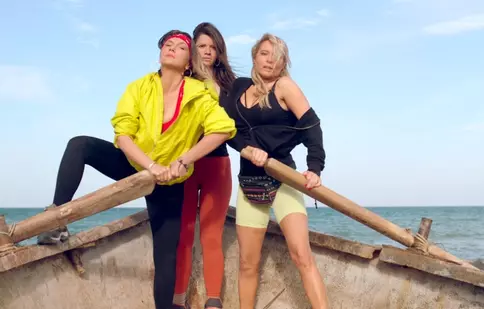 Adela Popescu, Laura Cosoi și Ada Condeescu, goale pe afișul lungmetrajului „Retreat Vama Veche”. Dată de lansare, trailer