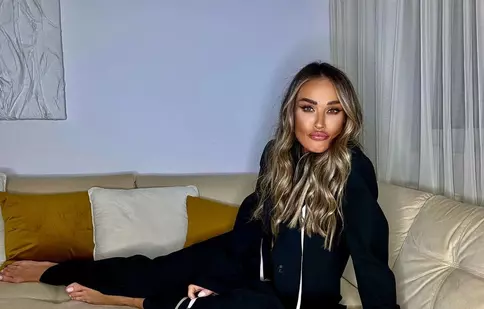 Diana Munteanu, pictorial provocator la plajă. Prezentatoarea s-a fotografiat în costum de baie. Reacția fanilor: „Nici Angelina nu arată ca tine!”