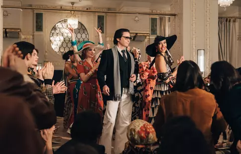 Cum a ajuns Karl Lagerfeld „împăratul modei”. Miniseria „Becoming Karl Lagerfeld” este disponibilă la Disney+. Dată de lansare