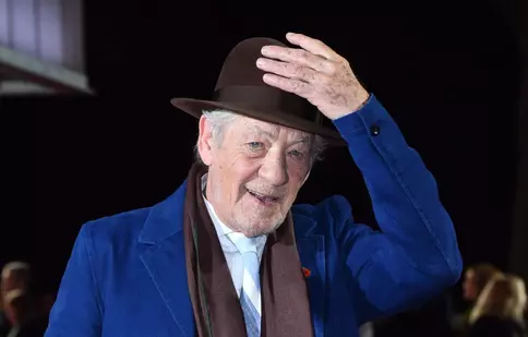 Ce se întâmplă cu Ian McKellen. „Gandalf” a căzut de pe scenă, la Londra, și a fost internat în spital